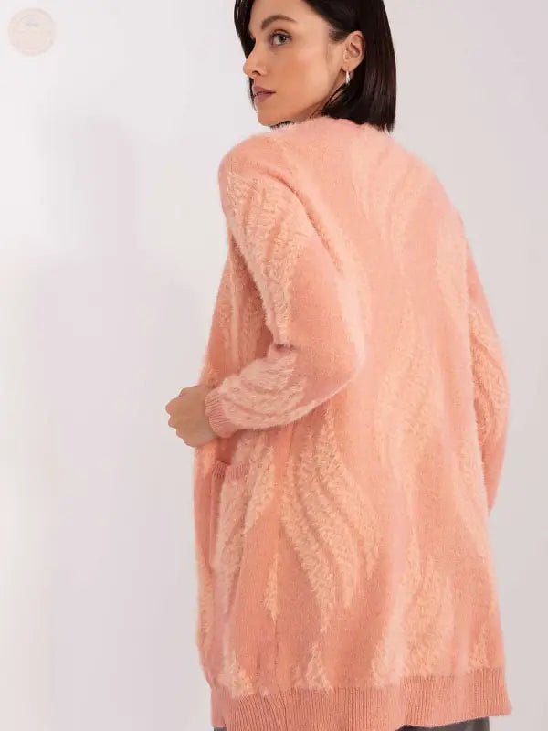Gemütlicher Chic: Der perfekte rosafarbene Cardigan für jeden Tag - Tomorrow Style