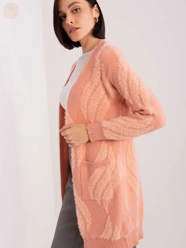Gemütlicher Chic: Der perfekte rosafarbene Cardigan für jeden Tag - Tomorrow Style