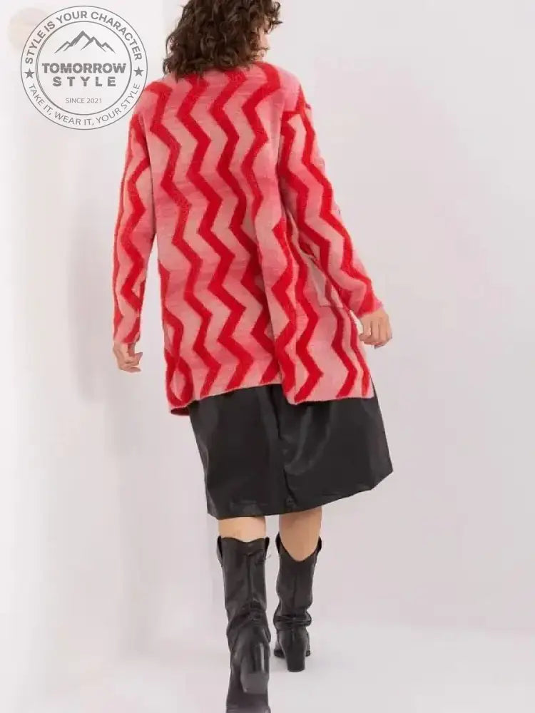 Geometrischer roter Cardigan: Der perfekte Alltagsstil - Tomorrow Style