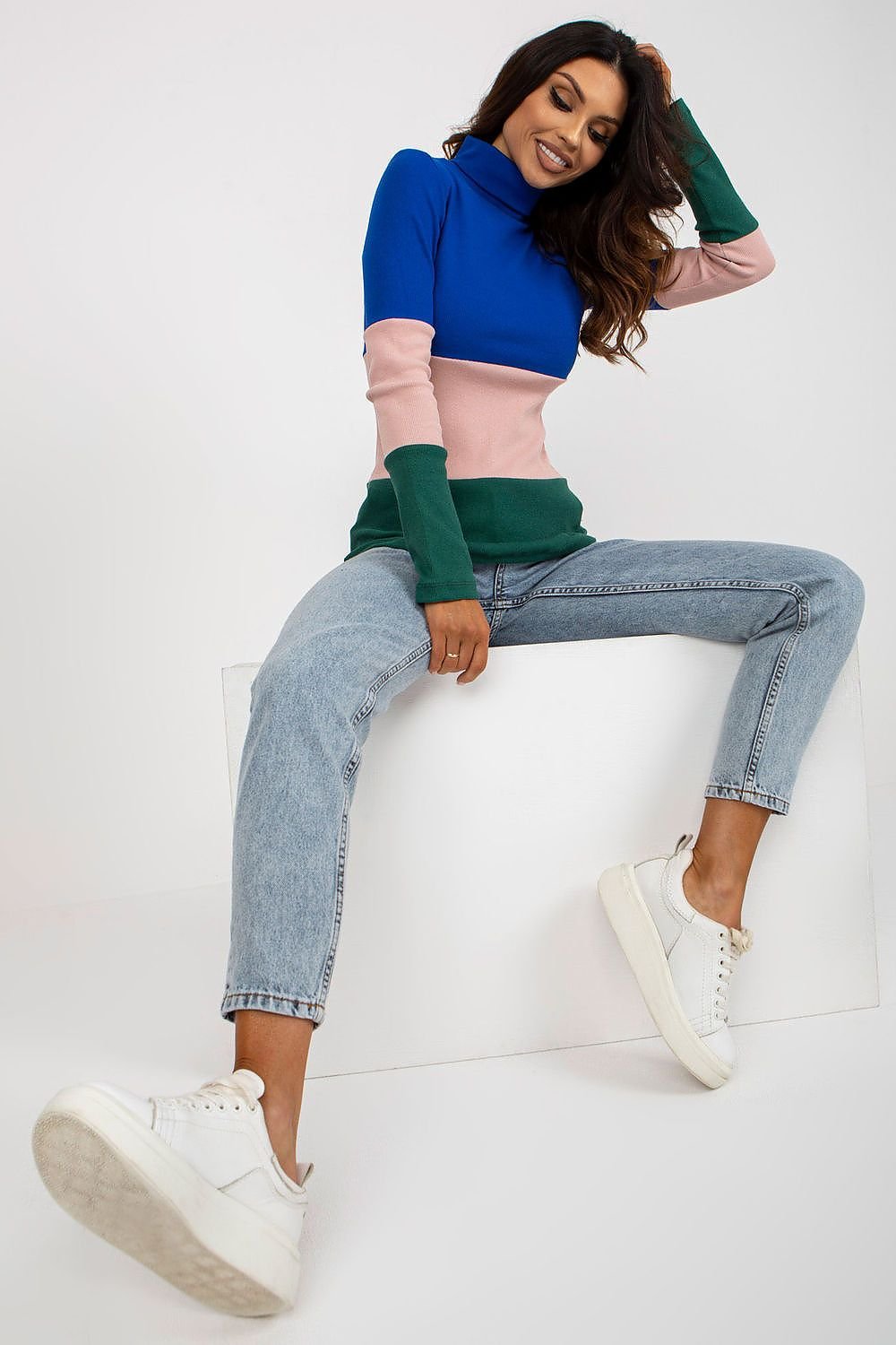 Klassischer Ripp-Pullover: Damenmode in drei Farben