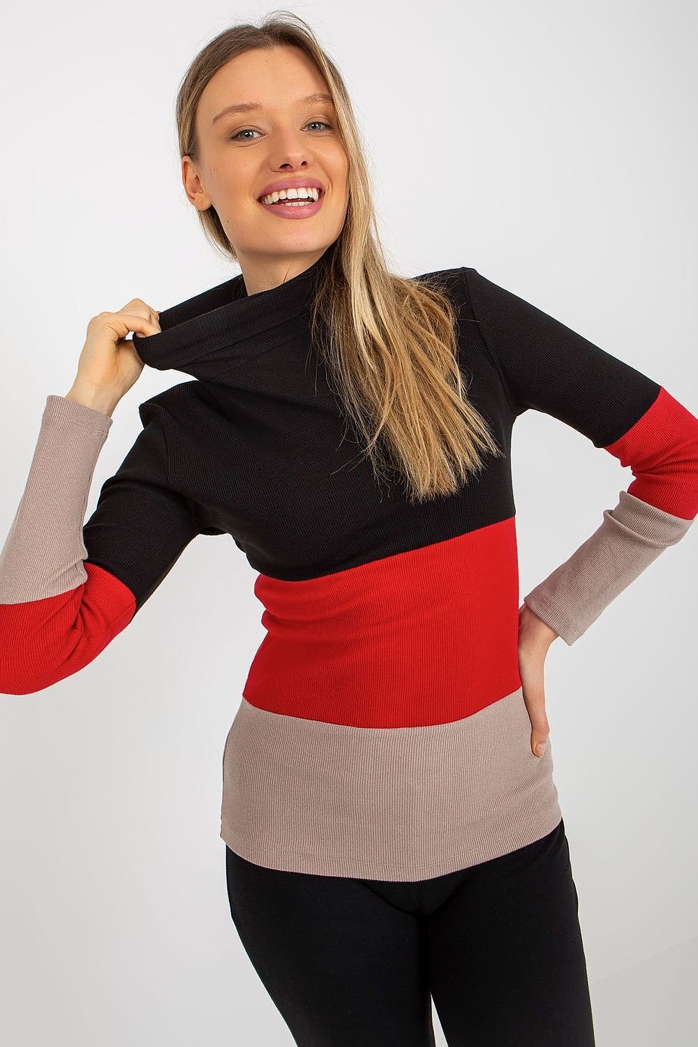 Klassischer Ripp-Pullover: Damenmode in drei Farben