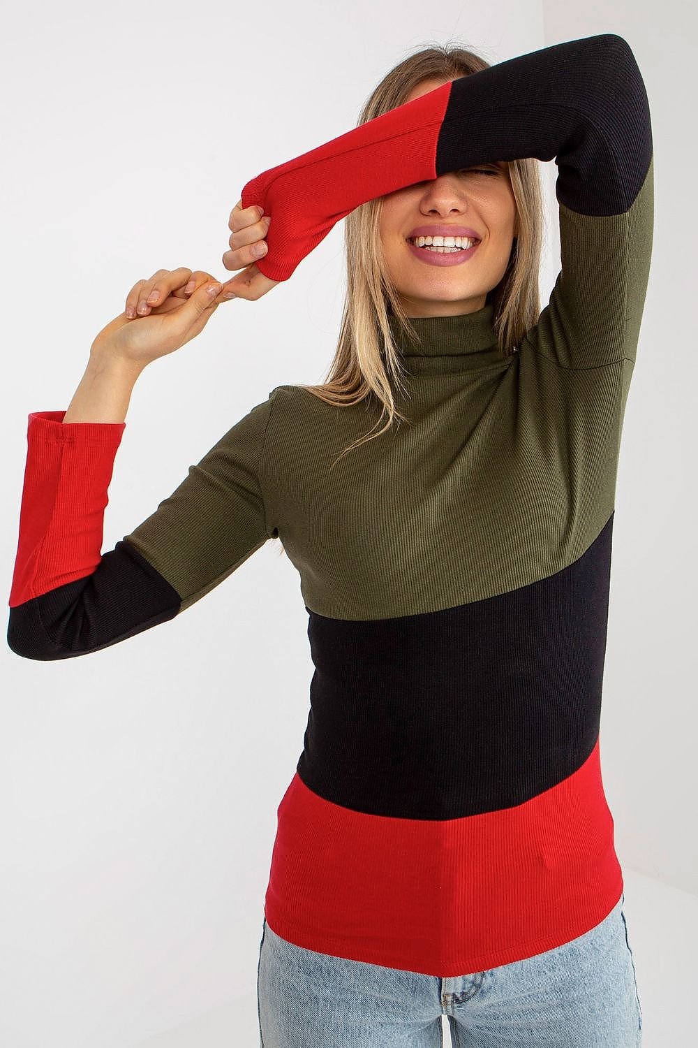 Klassischer Ripp-Pullover: Damenmode in drei Farben