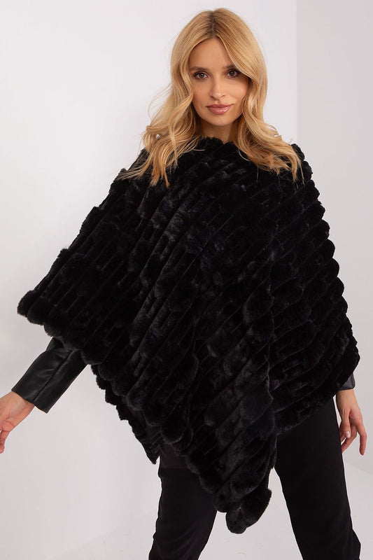 Lässiger Chic-Poncho mit vielfältiger Materialstruktur