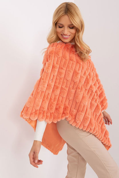 Lässiger Chic-Poncho mit vielfältiger Materialstruktur