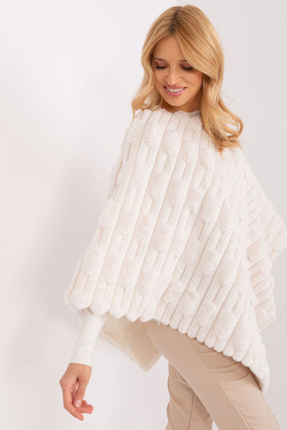 Lässiger Chic-Poncho mit vielfältiger Materialstruktur