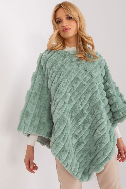 Lässiger Chic-Poncho mit vielfältiger Materialstruktur