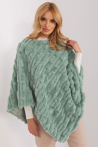 Lässiger Chic-Poncho mit vielfältiger Materialstruktur