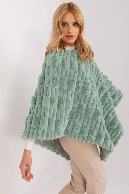 Lässiger Chic-Poncho mit vielfältiger Materialstruktur