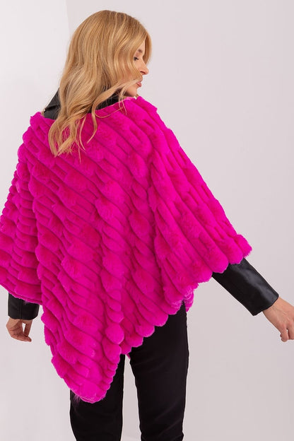 Lässiger Chic-Poncho mit vielfältiger Materialstruktur