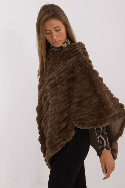 Lässiger Chic-Poncho mit vielfältiger Materialstruktur