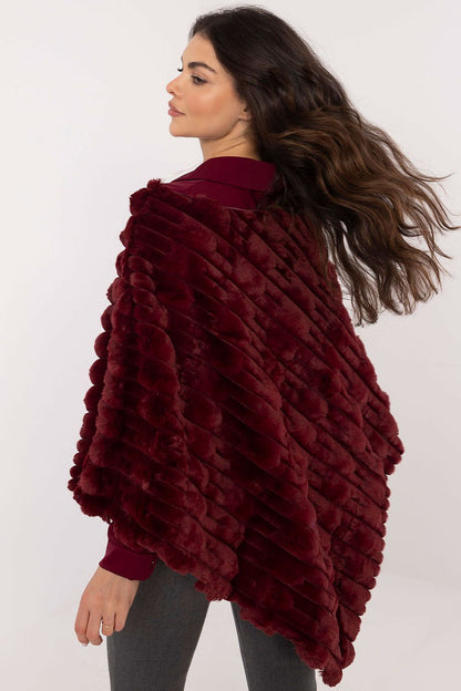 Lässiger Chic-Poncho mit vielfältiger Materialstruktur