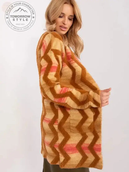 Brauner Cardigan mit geometrischem Print – tägliche Stilwahl! - Tomorrow Style