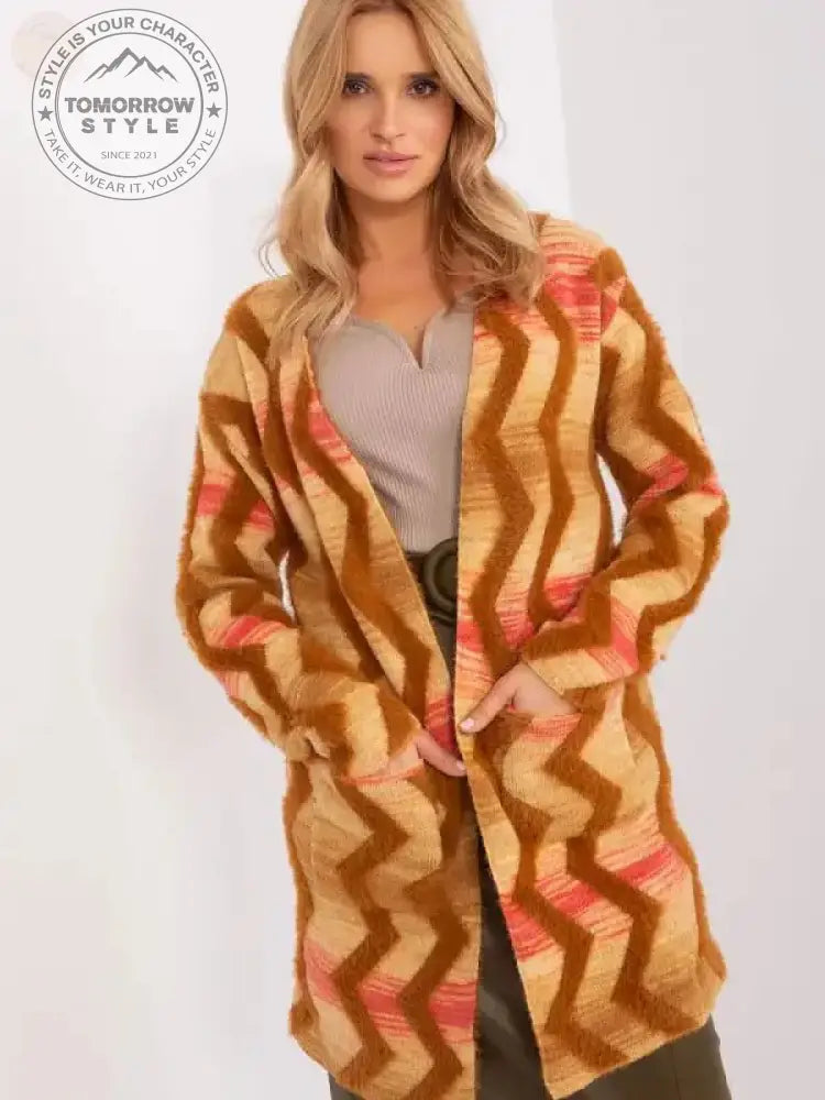 Brauner Cardigan mit geometrischem Print – tägliche Stilwahl! - Tomorrow Style