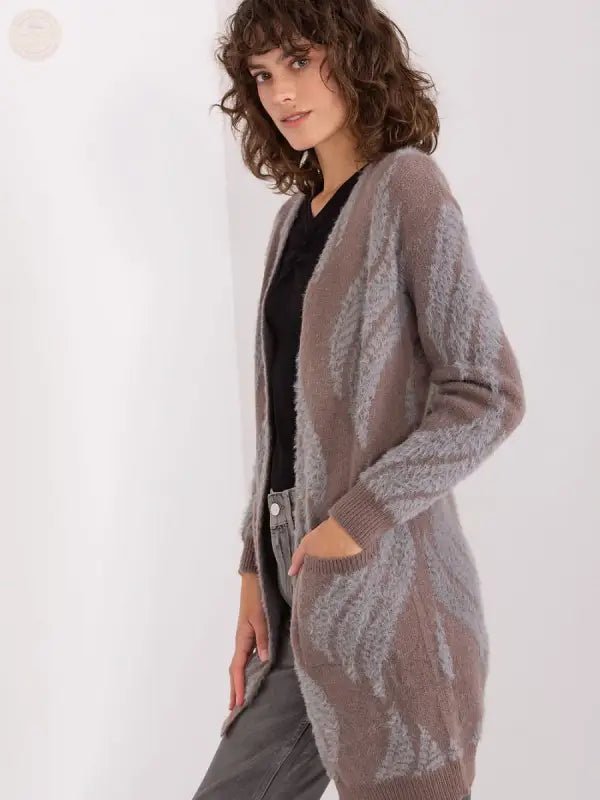 Cozy Chic Cardigan: Das perfekte Kleidungsstück in Braun - Tomorrow Style