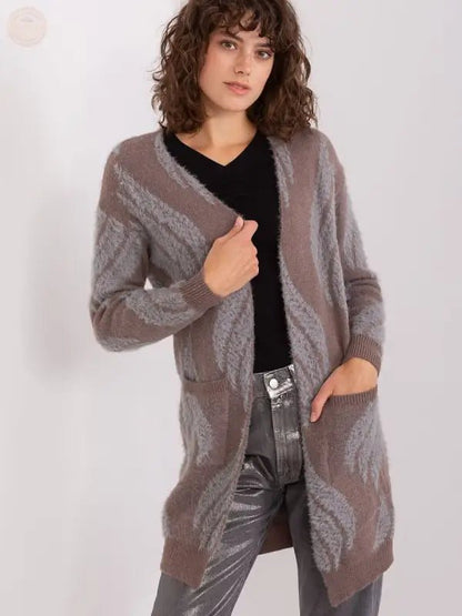 Cozy Chic Cardigan: Das perfekte Kleidungsstück in Braun - Tomorrow Style