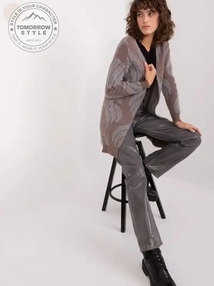 Cozy Chic Cardigan: Das perfekte Kleidungsstück in Braun - Tomorrow Style