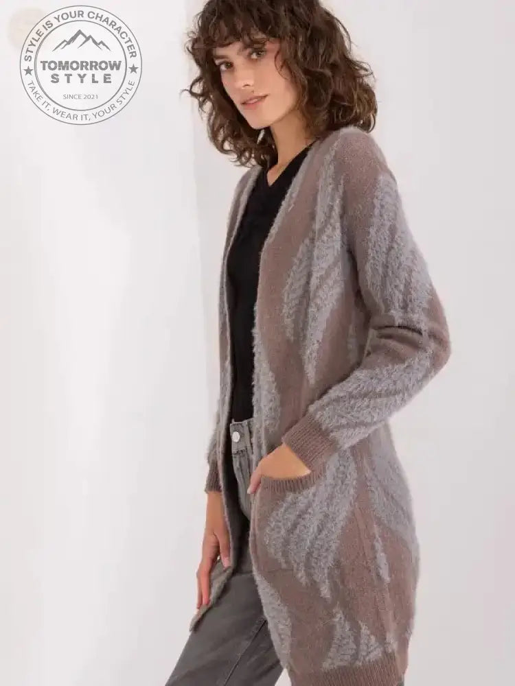 Cozy Chic Cardigan: Das perfekte Kleidungsstück in Braun - Tomorrow Style