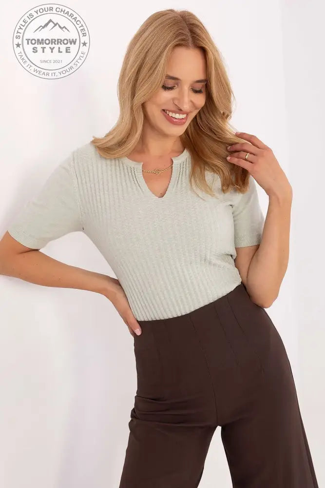 Eleganter Kurzarmpullover mit V - Ausschnitt und strukturiertem Design - Tomorrow Style