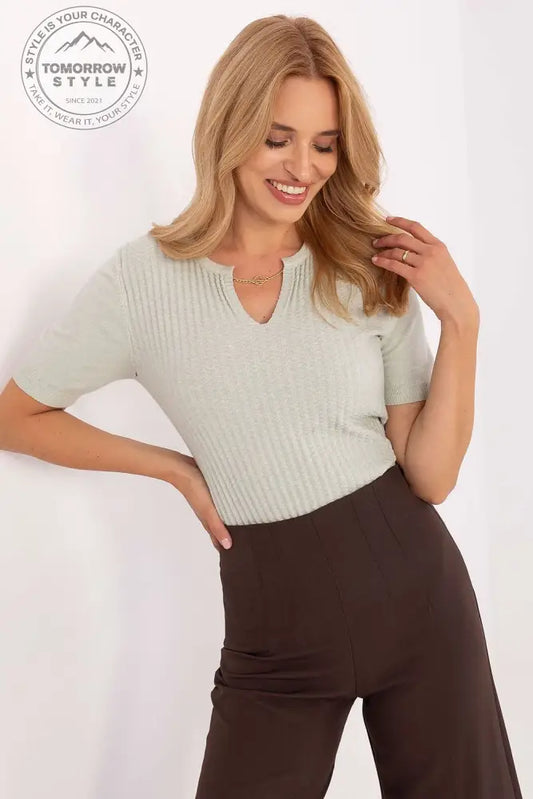 Eleganter Kurzarmpullover mit V - Ausschnitt und strukturiertem Design - Tomorrow Style