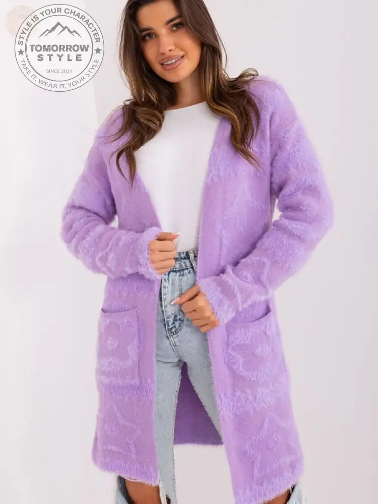 Gemütlich und schick: Lila Strickjacke - Tomorrow Style