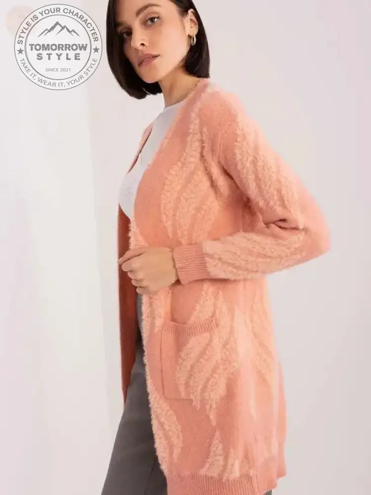 Gemütlicher Chic: Der perfekte rosafarbene Cardigan für jeden Tag - Tomorrow Style