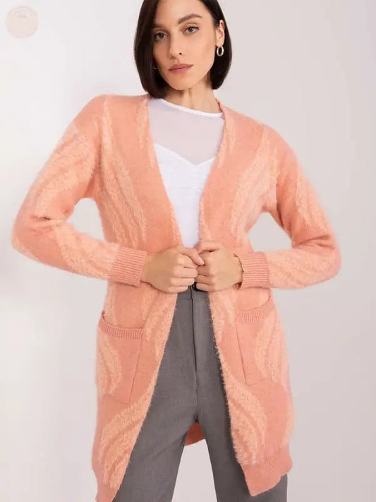Gemütlicher Chic: Der perfekte rosafarbene Cardigan für jeden Tag - Tomorrow Style