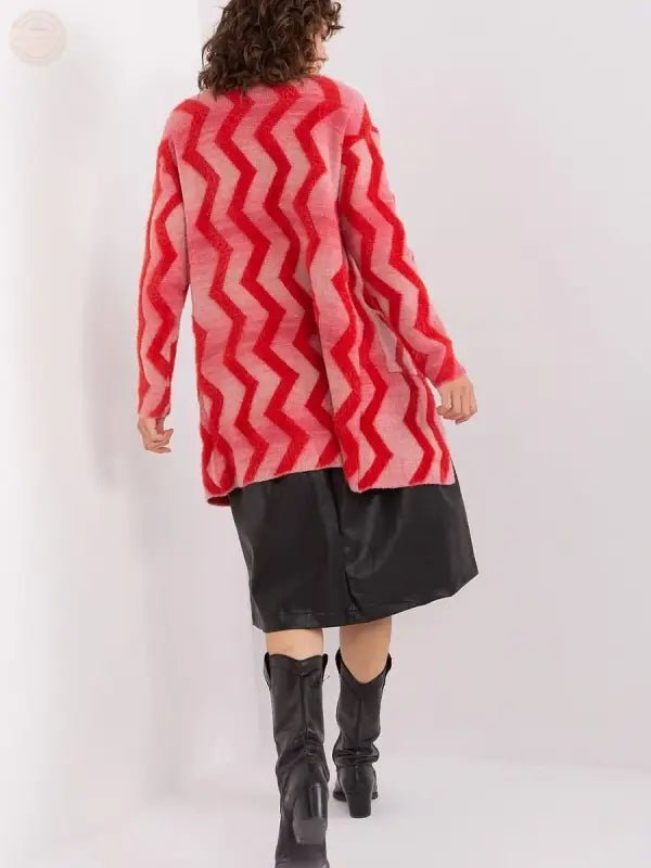 Geometrischer roter Cardigan: Der perfekte Alltagsstil - Tomorrow Style