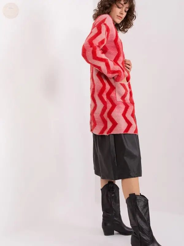 Geometrischer roter Cardigan: Der perfekte Alltagsstil - Tomorrow Style