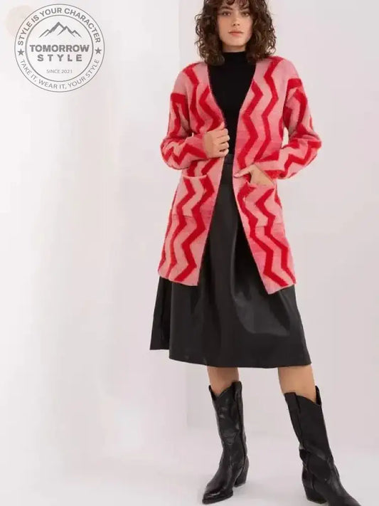 Geometrischer roter Cardigan: Der perfekte Alltagsstil - Tomorrow Style