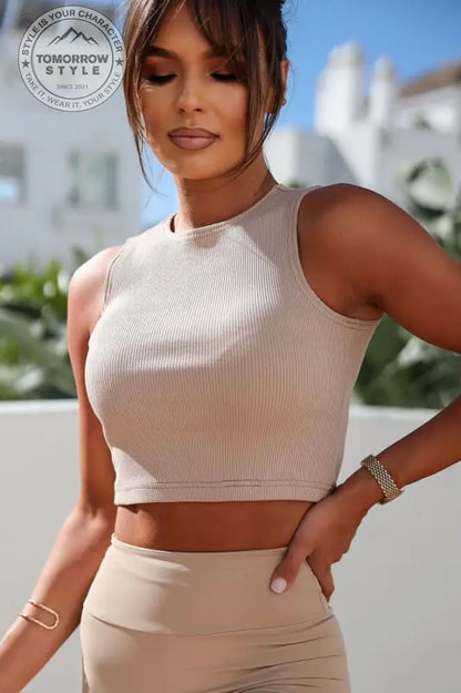 Sommer - Essential: Geripptes Crop - Top mit halbrundem Ausschnitt - Tomorrow Style