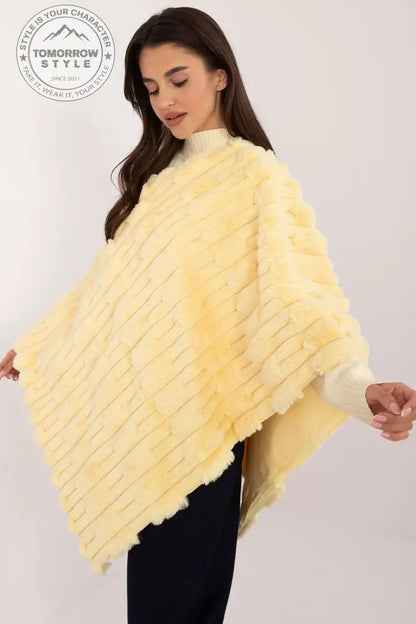 Lässiger Chic-Poncho mit vielfältiger Materialstruktur - Tomorrow Style