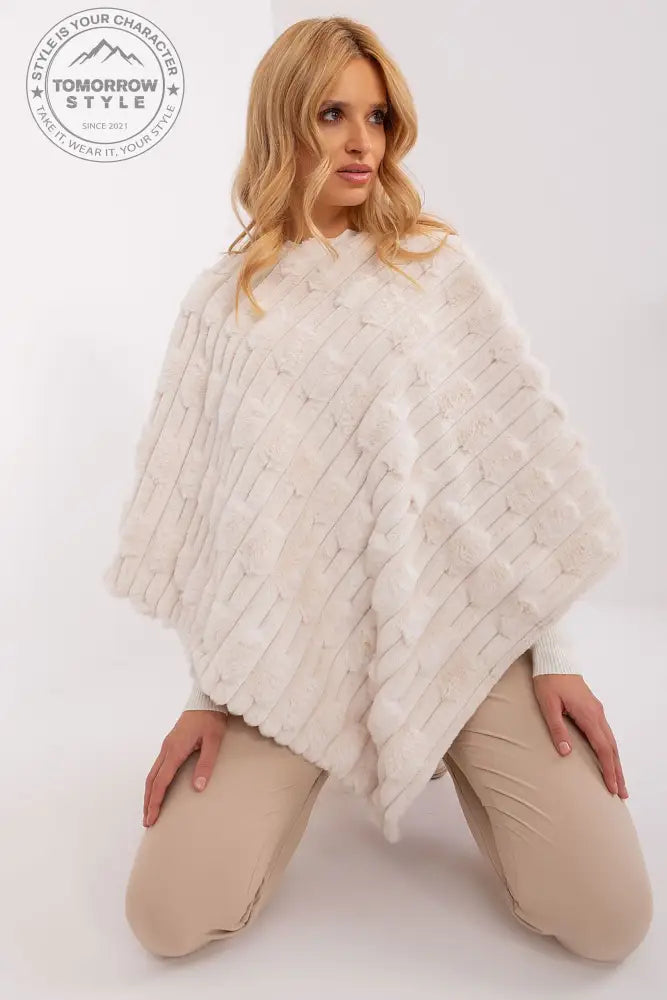 Lässiger Chic-Poncho mit vielfältiger Materialstruktur - Tomorrow Style