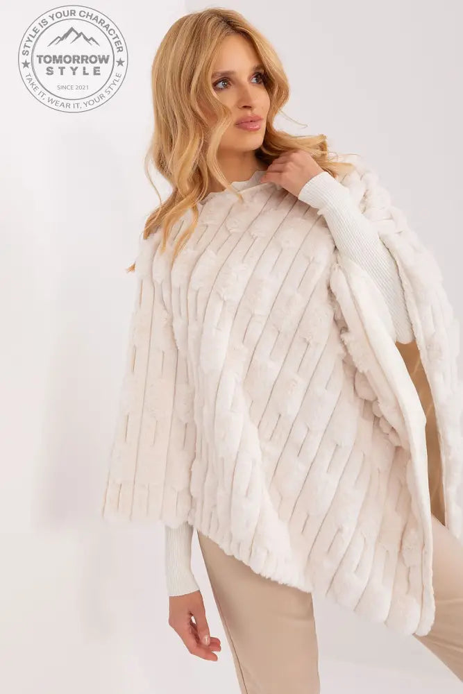 Lässiger Chic-Poncho mit vielfältiger Materialstruktur - Tomorrow Style