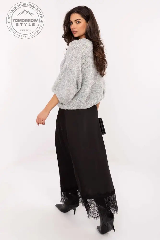 Laid - Back Glam: Pullover mit Knopfdetails - Tomorrow Style