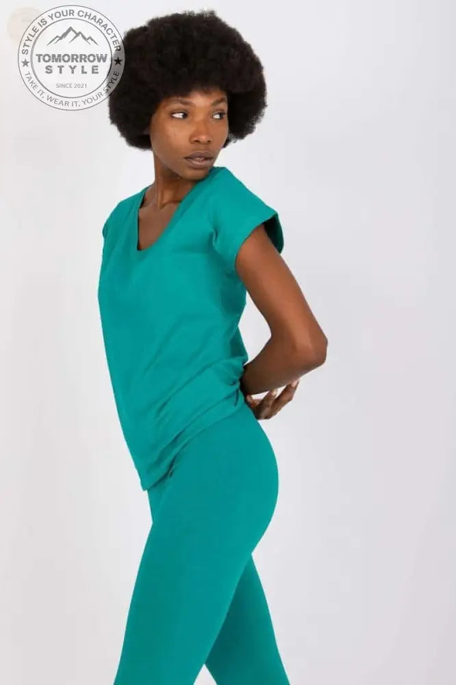 Sportliches T-Shirt mit V - Ausschnitt: Trendig und bequem! - Tomorrow Style