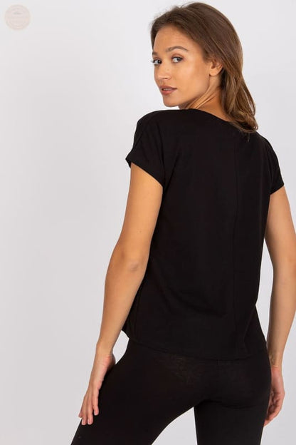 Sportliches T-Shirt mit V - Ausschnitt: Trendig und bequem! - Tomorrow Style