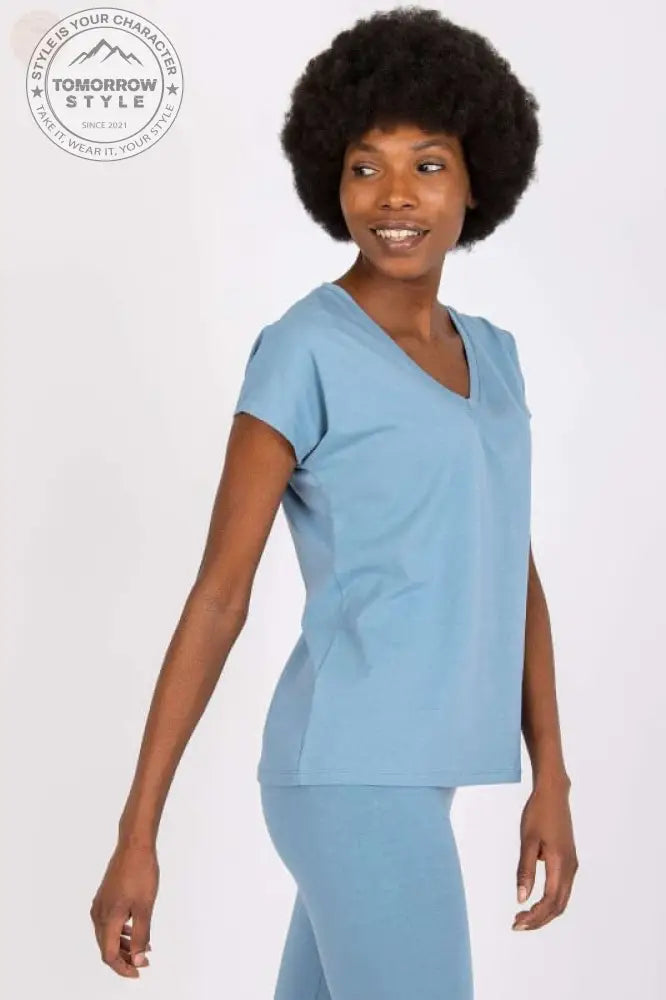 Sportliches T-Shirt mit V - Ausschnitt: Trendig und bequem! - Tomorrow Style