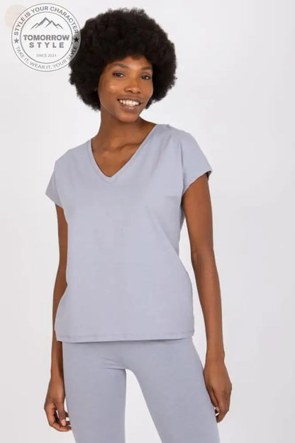 Sportliches T-Shirt mit V - Ausschnitt: Trendig und bequem! - Tomorrow Style