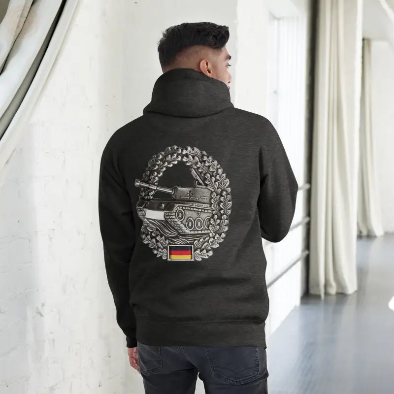 Tank Badge Hoodie: Entfessle deinen inneren Krieger - Tomorrow Style